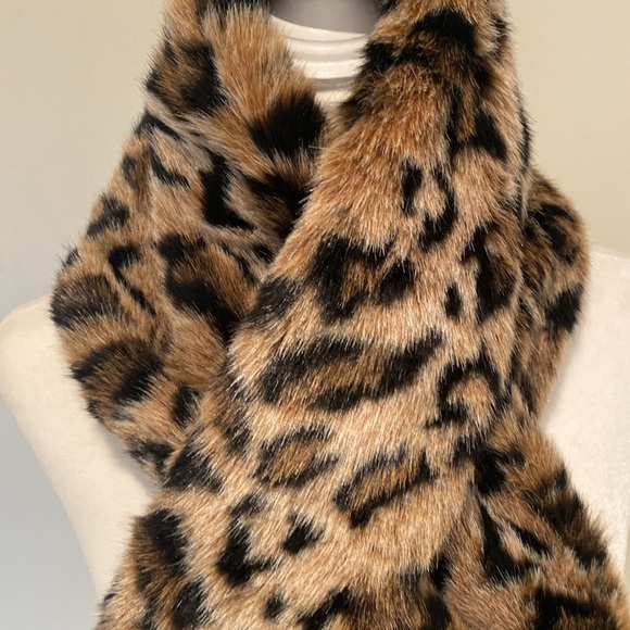 NWT leopard faux fur Banana Republic pull thru scarf - Picture 4 of 8